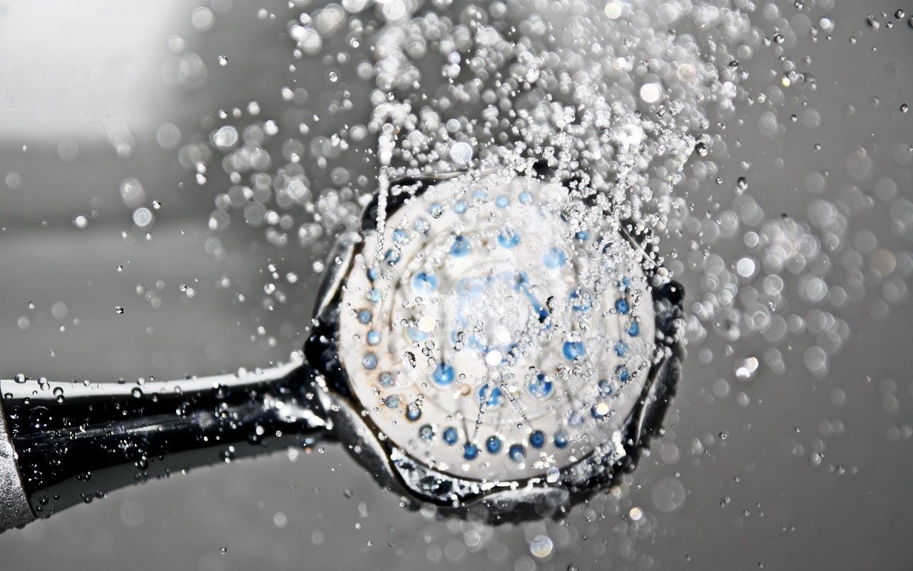 Pommeau de douche universel à économie d'eau avec flexible et