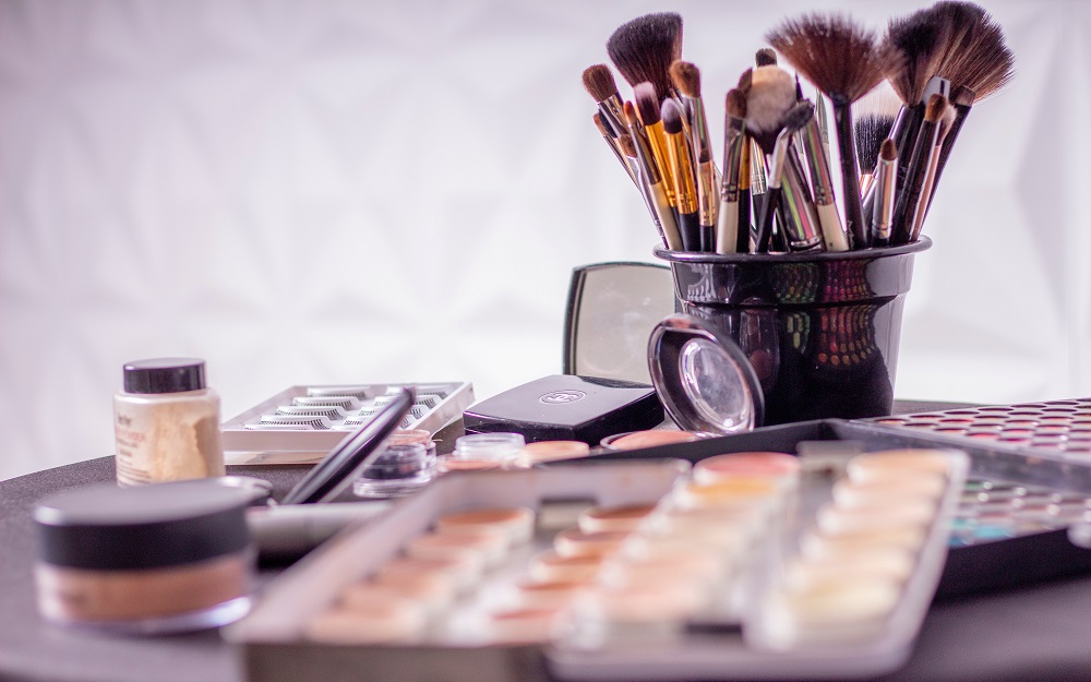 Maquillage: les pinceaux indispensables pour un teint parfait